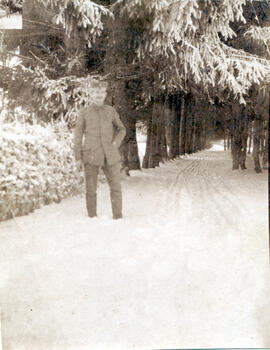 Anton im Schnee