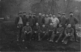 Gruppenbild - Anton vorn in der ersten Reihe sitzend zweiter von links