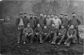 Gruppenbild - Anton vorn in der ersten Reihe sitzend zweiter von links